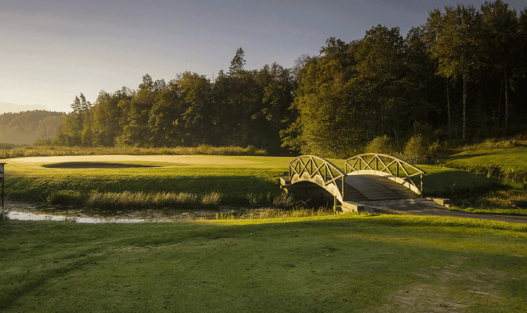 Greenen och träbron vid Sotenäs Golfklubb